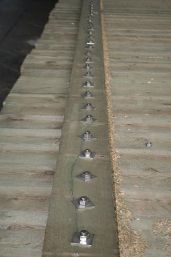 Med största noggrannhet tillverkas, sågas, impregneras och bultas virket som Lillevrå Såg levererat. 