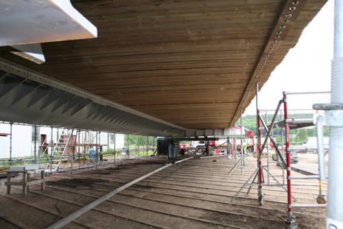 Med största noggrannhet tillverkas, sågas, impregneras och bultas virket som Lillevrå Såg levererat. 