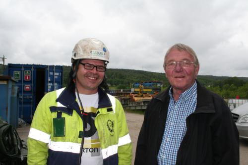 Toni Orava från Lejon Entreprenad i samspråk med Lödöse Varvs ägare Kalle.