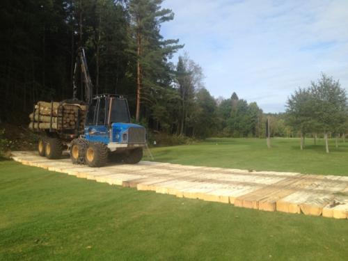 Grävmaskinsmattor på marks golfklubb