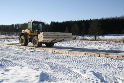 utlagda mattor på snö