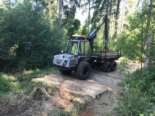 Grävmaskinsmattor i skog